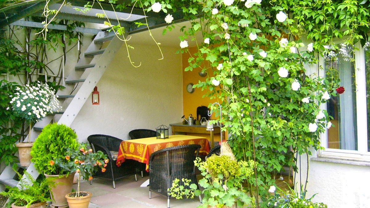 sitzplatz-auf-der-ueberdachten-terrasse.jpeg